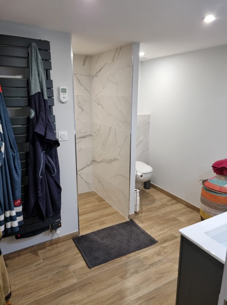 Douche de plain-pied et WC, carrelage effet marbre, chantier H2A à Rennes