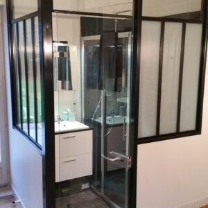 Rénovation de salle de bain avec douche et verrière atelier